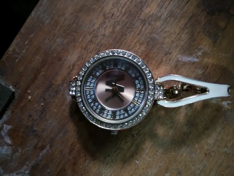 Reloj de pulsera elegante con cristales - 1