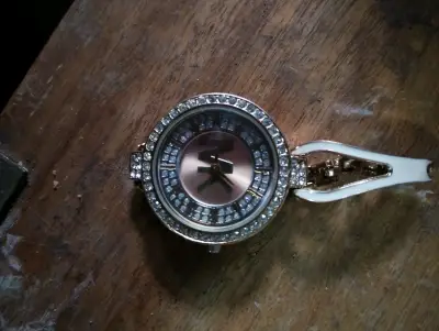 Reloj de pulsera elegante con cristales - miniatura 1