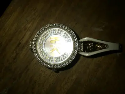Reloj de pulsera elegante con cristales - miniatura 2