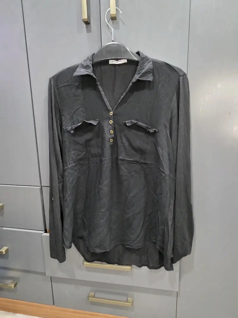 Blusa negra de manga larga con botones - 1