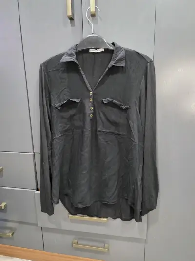 Blusa negra de manga larga con botones - miniatura 1