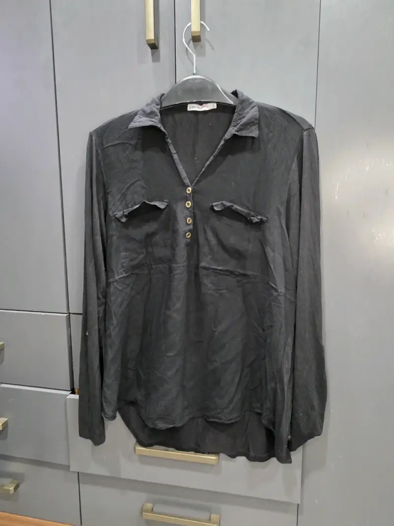 Blusa negra de manga larga con botones - 2