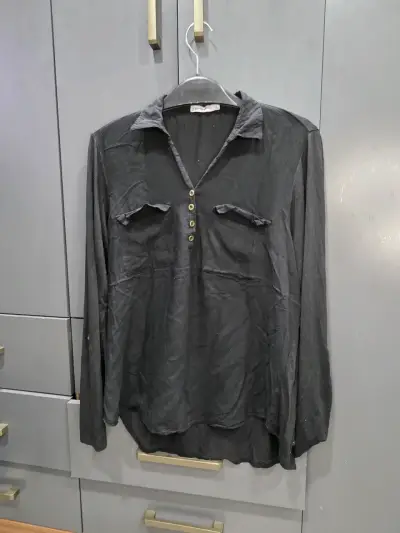 Blusa negra de manga larga con botones - miniatura 2