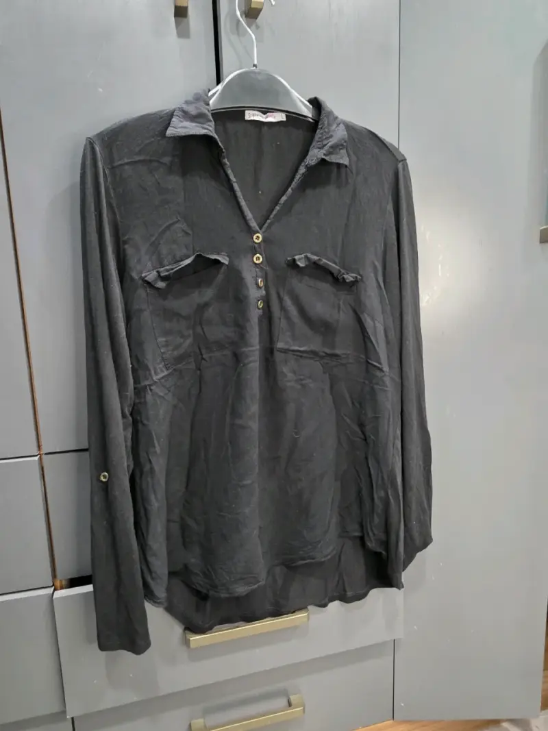 Blusa negra de manga larga con botones - 3