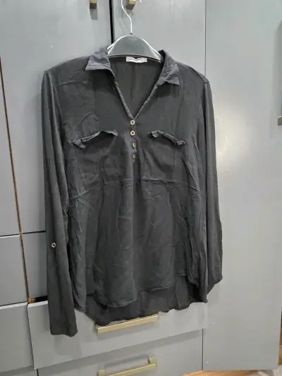 Blusa negra de manga larga con botones - miniatura 3