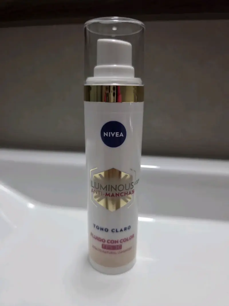 Fluido con color Nivea Luminous tono claro - 1