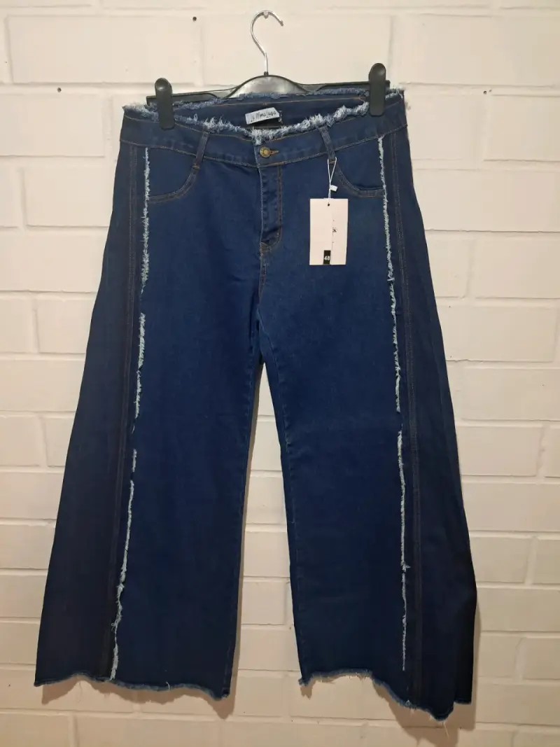 Jeans anchos de mezclilla azul con bordes deshilachados - 1