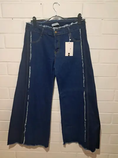 Jeans anchos de mezclilla azul con bordes deshilachados - miniatura 1