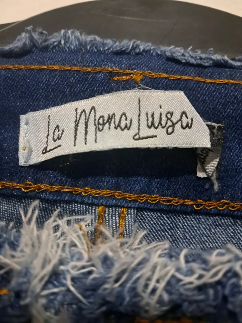 Jeans anchos de mezclilla azul con bordes deshilachados - 2