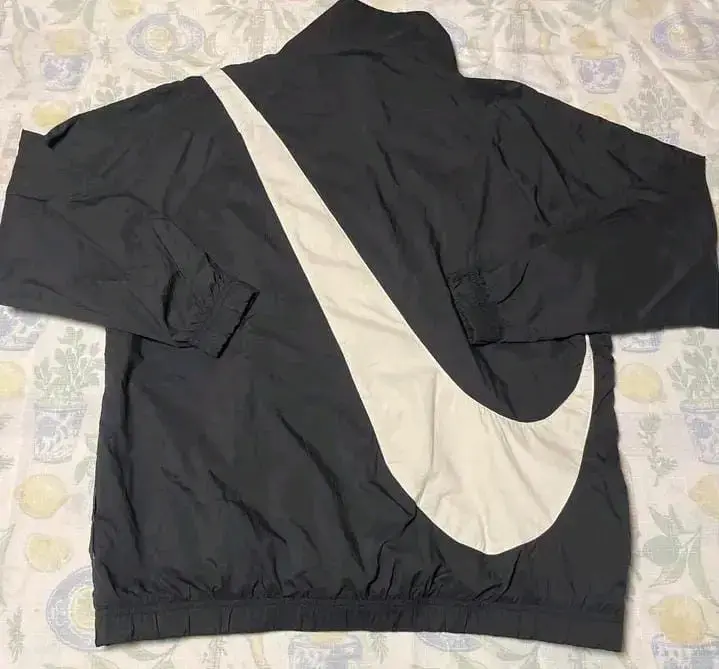 Chaqueta deportiva Nike negra con logo - 1