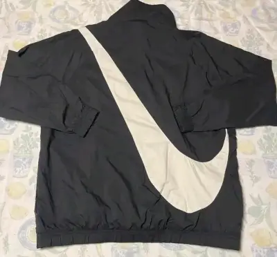 Chaqueta deportiva Nike negra con logo - miniatura 1