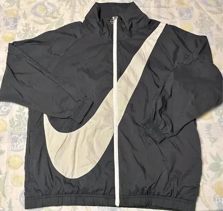 Chaqueta deportiva Nike negra con logo - 2