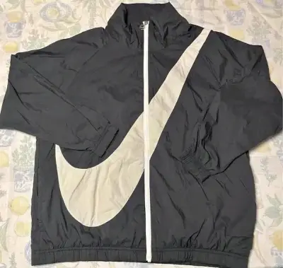 Chaqueta deportiva Nike negra con logo - miniatura 2