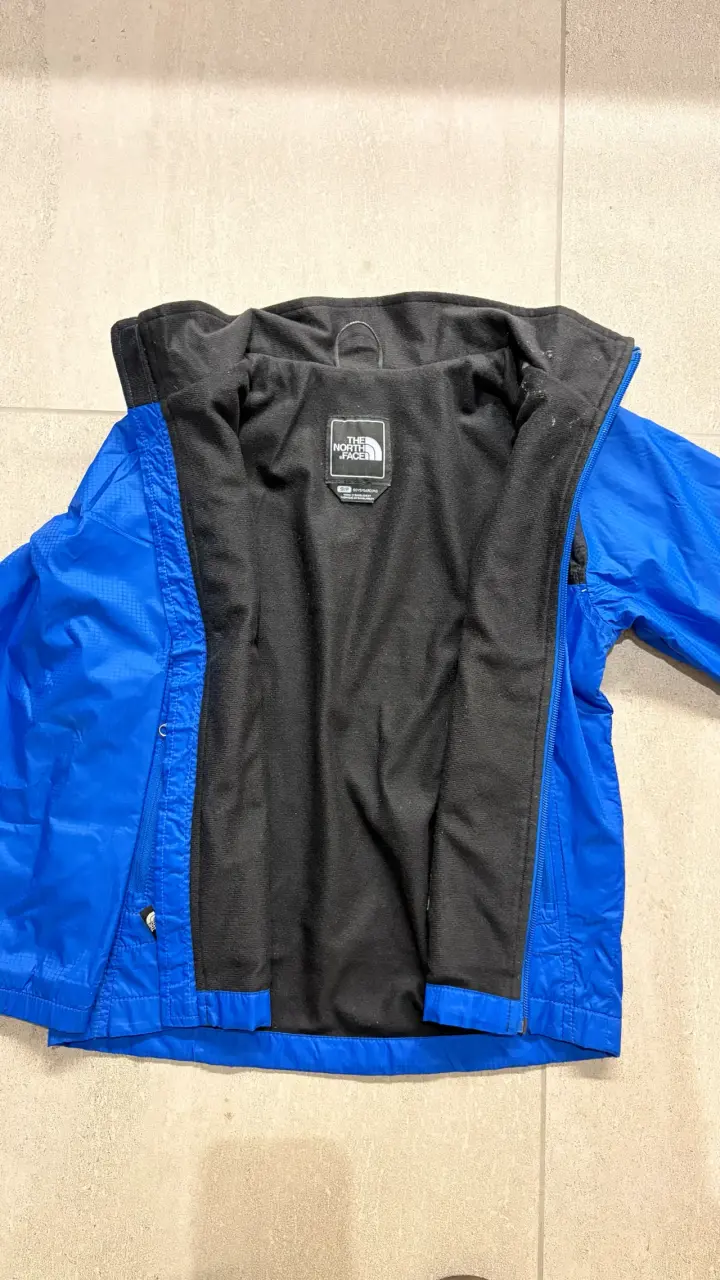 Chaqueta impermeable The North Face azul y negra - 3