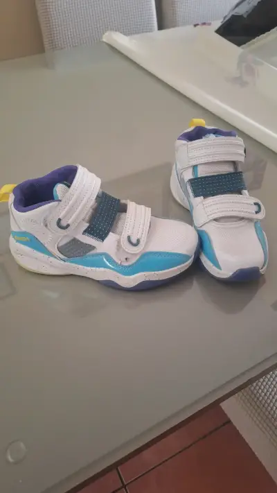 Zapatillas deportivas infantiles blancas y azules - miniatura 1