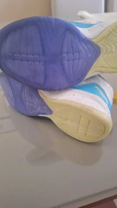 Zapatillas deportivas infantiles blancas y azules - miniatura 2