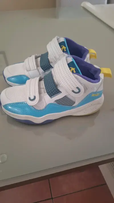 Zapatillas deportivas infantiles blancas y azules - miniatura 4