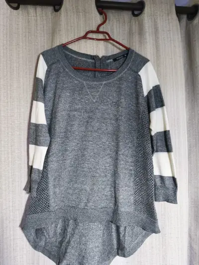 Suéter gris con rayas blancas para mujer - miniatura 1