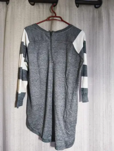 Suéter gris con rayas blancas para mujer - miniatura 2