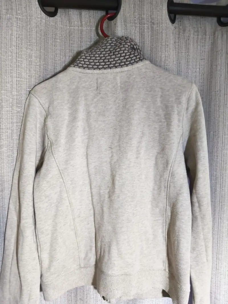 Chaqueta gris con cuello tejido - 1