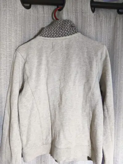 Chaqueta gris con cuello tejido - miniatura 1