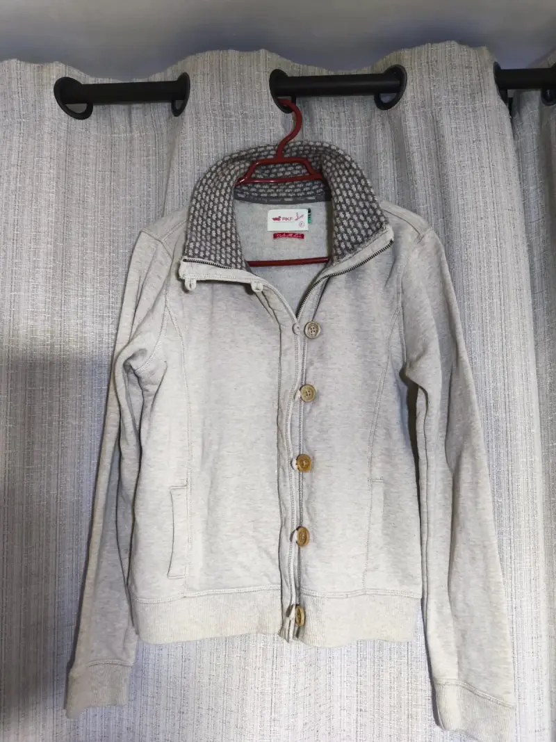 Chaqueta gris con cuello tejido - 2