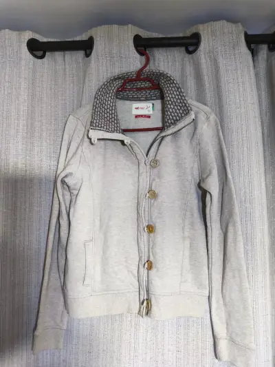 Chaqueta gris con cuello tejido - miniatura 2