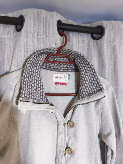 Chaqueta gris con cuello tejido - miniatura 3