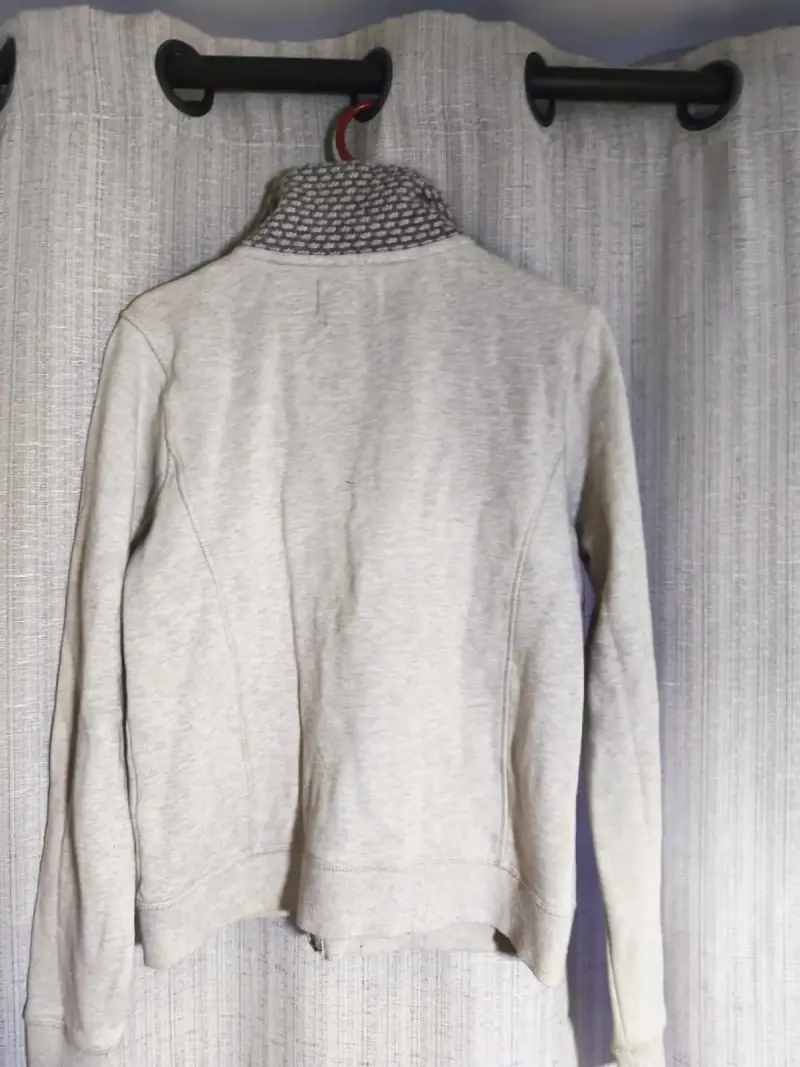 Chaqueta gris con cuello tejido - 4
