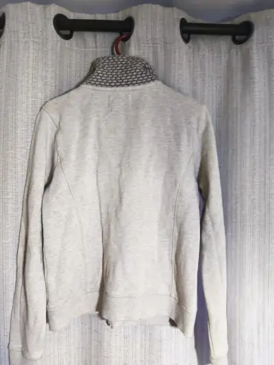 Chaqueta gris con cuello tejido - miniatura 4