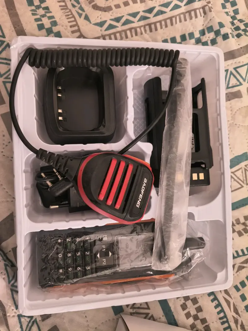 Transceptor multibanda Baofeng con pantalla 2.0" - 4