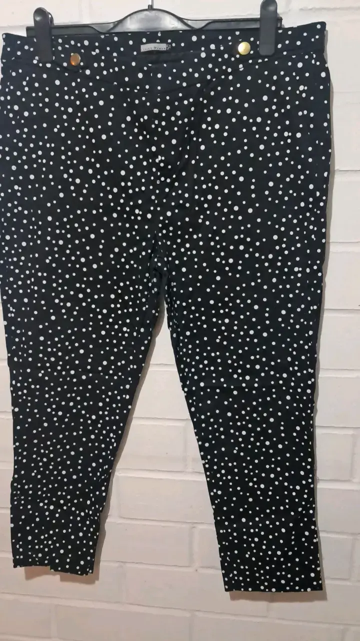 Pantalones negros con lunares blancos talla 50 - 1