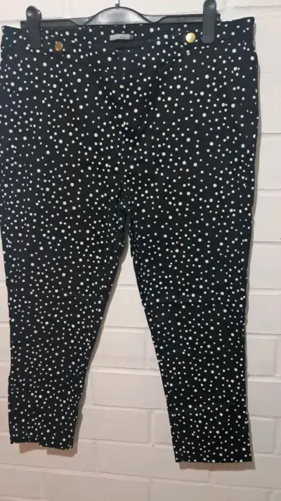 Pantalones negros con lunares blancos talla 50 - miniatura 1