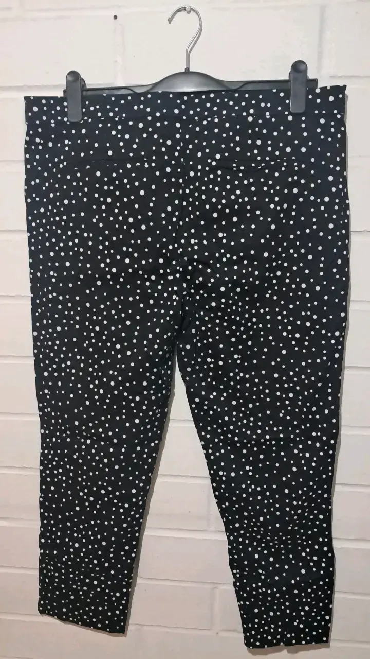 Pantalones negros con lunares blancos talla 50 - 2