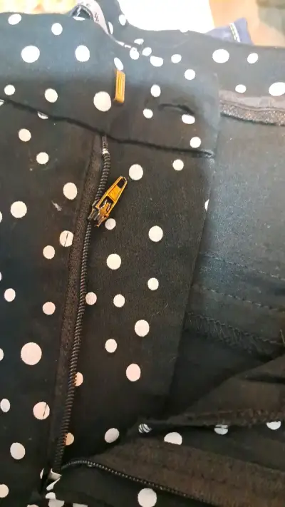 Pantalones negros con lunares blancos talla 50 - miniatura 3