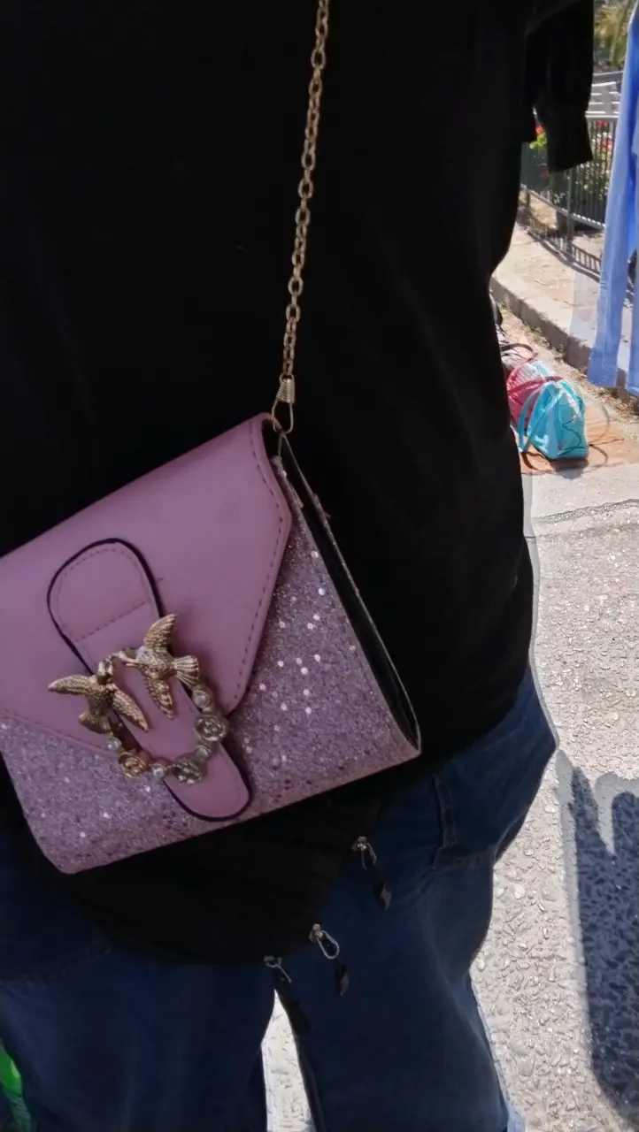 Cartera pequeña rosa con cadena dorada