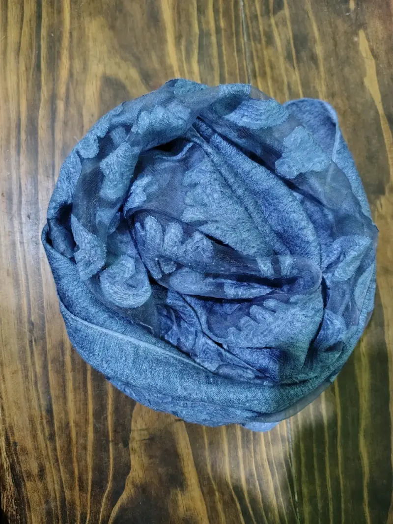 Pañuelo azul con diseño floral - 1