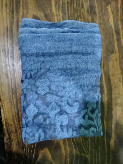 Pañuelo azul con diseño floral - miniatura 2