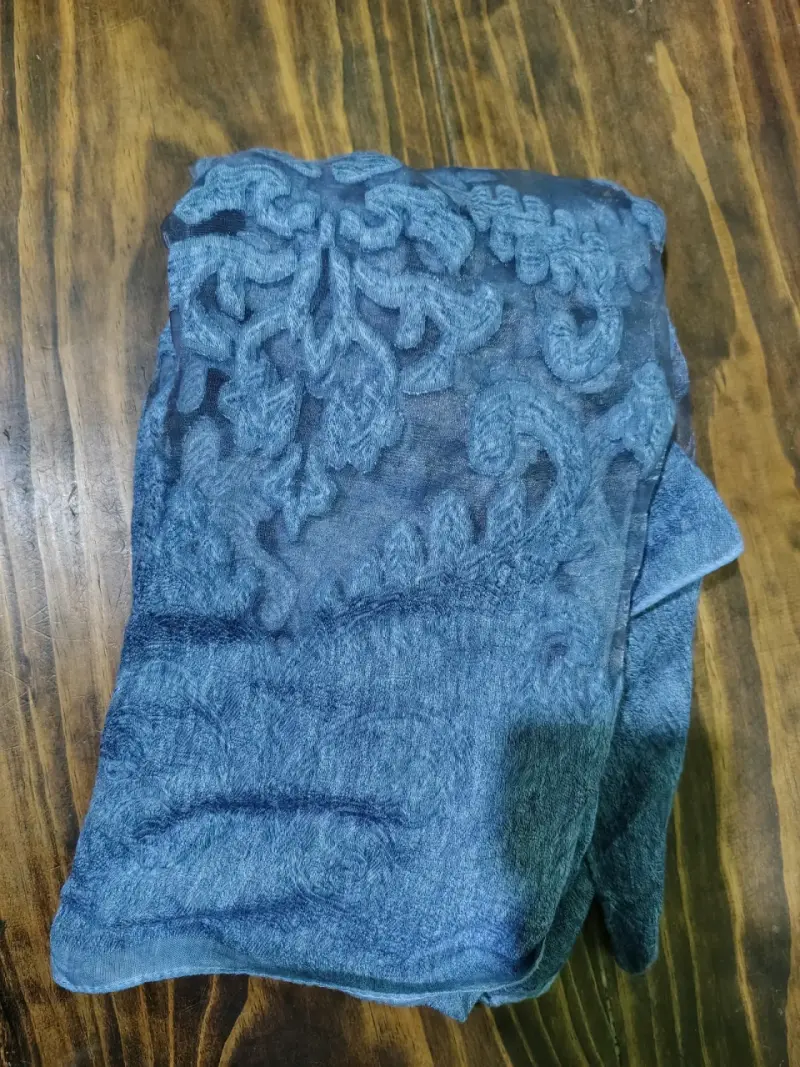 Pañuelo azul con diseño floral - 3