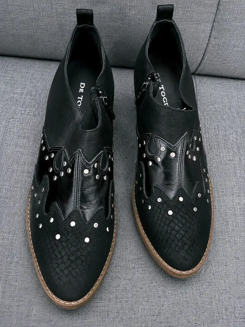 Zapatos negros con tachuelas estilo moderno - 1