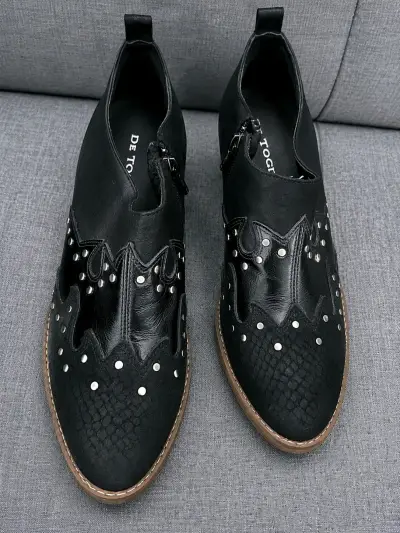 Zapatos negros con tachuelas estilo moderno - miniatura 1