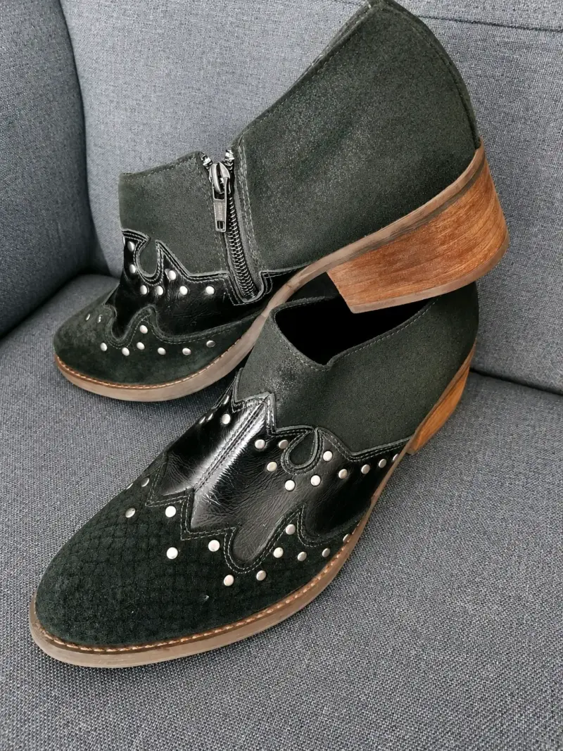 Zapatos negros con tachuelas estilo moderno - 2