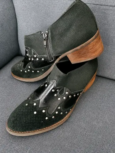 Zapatos negros con tachuelas estilo moderno - miniatura 2
