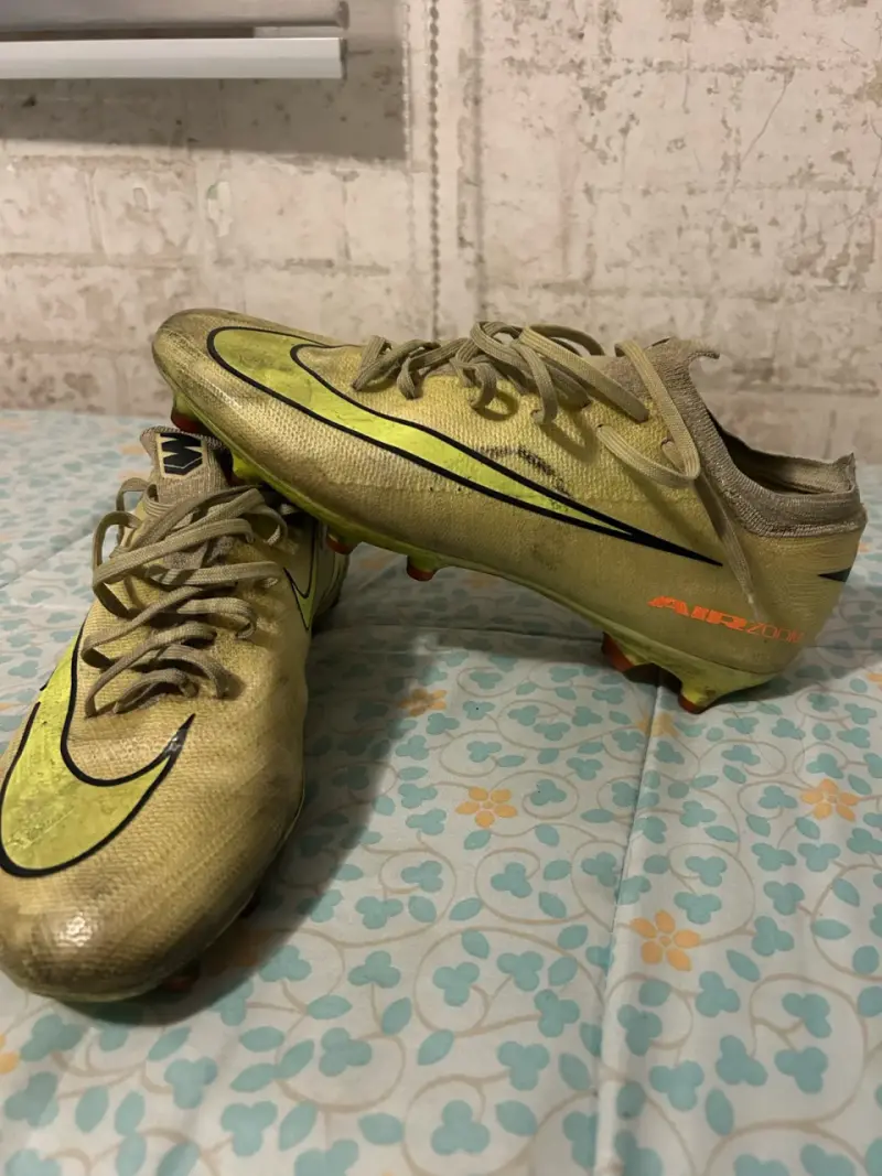 Zapatillas de fútbol Nike amarillas usadas