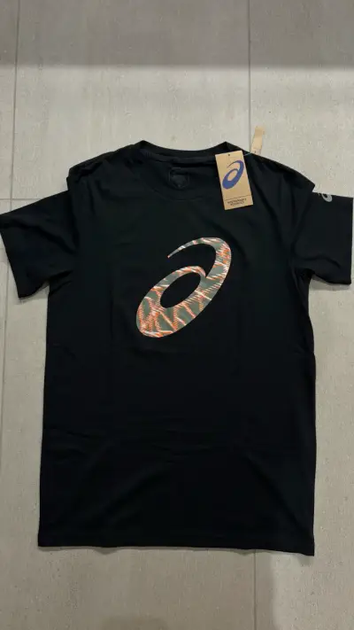Polera negra Asics con logo estampado - miniatura 1