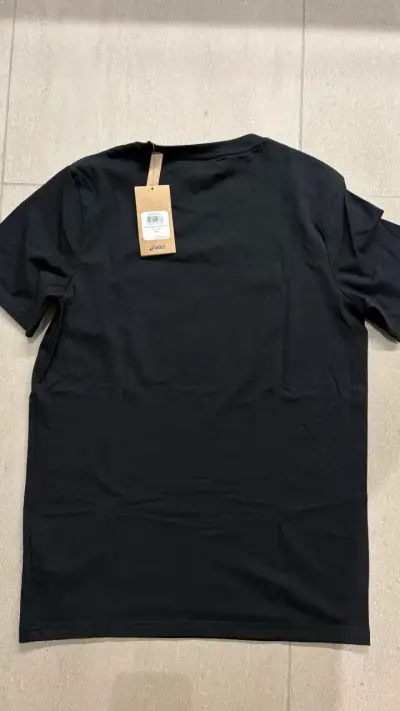 Polera negra Asics con logo estampado - miniatura 2