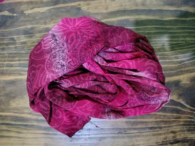 Pañuelo  rojo con diseño floral - miniatura 1