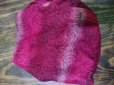 Pañuelo  rojo con diseño floral - miniatura 2
