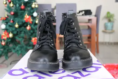 Botas negras de cuero con cordones - miniatura 1