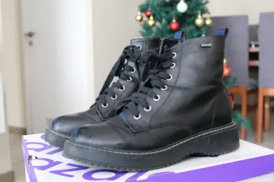 Botas negras de cuero con cordones - miniatura 3